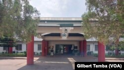 Entrée de l’hôpital national d’Abuja, un des plus importants établissements médicaux du Nigeria, mais qui n'est pas épargné par la crise.