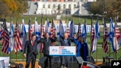 Ligjvënësit amerikanë Mike Johnson, Hakeem Jeffries, Chuck Schumer dhe Joni Ernst në tubimin në mbështetje të Izraelit- 14 nëntor 2023.