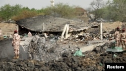 Des officiers de l'armée constatent les dégâts causés par l'explosion d'un dépôt de munitions militaires à N'Djamena, au Tchad, le 19 juin 2024.