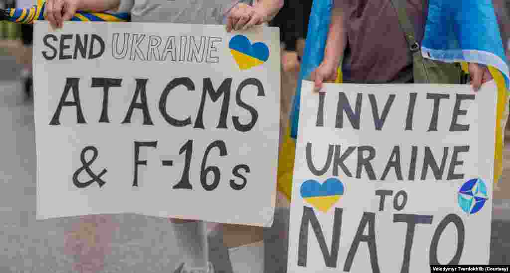 Учасники мітингу подякували США за допомогу, а також просили надати танки, винищувачі та запросити Україну до НАТО. 