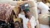 Mwanamke mkimbizi akiwa amebeba redio akiwa kwenye ufukwe wa ziwa Tanganyika Picha na REUTERS/Thomas Mukoya