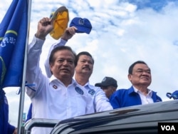 ក្រុមមេដឹកនាំគណបក្ស​ខ្មែរ​រួបរួម​ជាតិ​ គឺ​លោក​យ៉ែម បុញ្ញឫទ្ធិ​ នៅខាង​ឆ្វេង​ដៃ​ និង​លោក​ញឹក ប៊ុនឆៃ​ នៅខាង​ស្តាំ​ដៃ​បើកយុទ្ធនាការ​ឃោសនាបោះឆ្នោត នៅឯទីលានប្រជាធិបតេយ្យ នៅថ្ងៃទី​១​ ខែកក្កដា​ ឆ្នាំ​២០២៣។ (ហ៊ុល រស្មី/វីអូអេ)