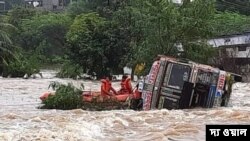 দক্ষিণ ভারতের তেলেঙ্গানায় একটানা বৃষ্টি, হড়পা বান, জলে ভেসে গেল গ্রাম, বাড়ছে মৃতের সংখ্যা। 