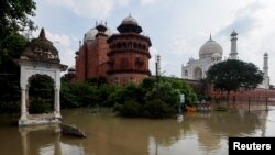 গত রবিবার থেকে একটু একটু নামতে শুরু করেছিল যমুনার জলস্তর। কিন্তু এবার আগ্রার তাজমহল পর্যন্ত পৌঁছে গেল জল। 