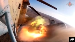 資料照片：俄羅斯空軍的一架Ka-52武裝直升機向烏克蘭某個地點的目標發射火箭。（2023年12月13日）