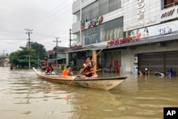 អ្នក​ស្ម័គ្រ​ចិត្ត​អុំទូក​នៅ​លើ​ផ្លូវ​លិច​ទឹក​ក្នុង​ក្រុង Bago ចម្ងាយ​ប្រហែល៨០ គីឡូម៉ែត្រ ភាគ​ឦសាន​ទីក្រុង​រ៉ង់ហ្គូន ប្រទេស​មីយ៉ាន់ម៉ា ថ្ងៃទី៩ ខែ​តុលា ឆ្នាំ២០២៣។