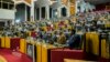 Une révision constitutionnelle controversée a réduit la durée du mandat présidentiel à cinq ans tout en maintenant la limitation de deux mandats.