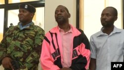 Paul Nthenge Mackenzie (C) avec d'autres coaccusés au tribunal de Malindi le 2 mai 2023. 