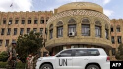 Gari la Umoja wa Mataifa likiegeshwa nje wakati mjumbe maalum wa UN kwa ajili ya Yemen akikutana na maafisa katika mji wa tatu wa Yemen wa Taez, Februari 12, 2024. Picha ya AFP