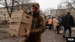 志願人員把食品搬入恰索夫亞爾唯一仍在運轉的隱蔽所。(2023年4月12日，美國之音博夏特拍攝)