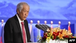 新加坡國防部長黃永宏（Ng Eng Hen）在北京香山論壇發表講話。（2023年10月31日） 