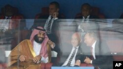 Prince Saudit i Kurorës, Mohammed bin Salman, President i FIFA-s, Gianni Infantino dhe presidenti rus Vladimir Putin duke ndjekur Kupën e Botës 2018 në stadium Luzhniki, Moskë, Rusi. 14 qershor, 2018.