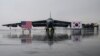 한국 청주 공군기지에 착륙한 미 공군 B-52H 전략폭격기 앞에 미한 양국 국기가 세워져있다. (자료사진)