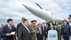 北韓領導人金正恩在時任俄羅斯國防部長紹伊古陪同下參觀符拉迪沃斯托克軍事基地的核轟炸機。 （2023年9月16日）