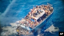 Picha ya maktaba ikionyesha wahamiaji kwenye bahari ya Mediterranean.