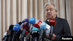 Katibu Mkuu wa UN Antonio Guterres akiongea katika mkutano wa waandishi wa habari ndani ya shule ya UNRWA katika kambi ya wakimbizi wa Palestina Al-Wehdat , Amman, Jordan, Machi 25, 2024. 