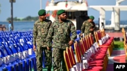 資料照：馬爾地夫總統穆罕默德·穆伊祖 (Mohamed Muizzu) 在馬列舉行就職典禮前，馬爾地夫軍隊士兵使用金屬探測器保證會場安全。 (2023年11月17日)