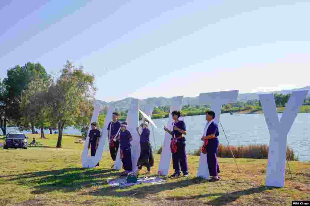 មនុស្សមួយក្រុមកំពុងថតរូបជាមួយពាក្យ«Unity» ក្នុងមហោស្រព Sabaidee Fest នៅថ្ងៃទី១៤ មិថុនា ឆ្នាំ២០២៤ ទីក្រុង Chino រដ្ឋកាលីហ្វ័រញ៉ា។(ចាប ចិត្រា/VOA Khmer)
