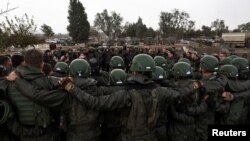 2023年12月13日，以色列軍人準備進入加沙地帶。（路透社照片）