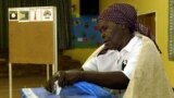 Mwanamke akipiga kura huko Botwana Picha na ALEXANDER JOE / AFP