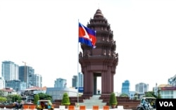 រូបឯកសារ៖ អ្នកធ្វើដំណើរបើកបរកាត់​វិមាន​ឯករាជ្យ​នៅរាជធានីភ្នំពេញ កាលពីថ្ងៃទី ២០ ខែមីនា ឆ្នាំ ២០២៣។ (ទែន សុខស្រីនិត/វីអូអេ)