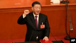 ប្រធានាធិបតីចិនលោក Xi Jinping ធ្វើសច្ចាប្រណិធានបន្ទាប់ពីលោកបានជាប់ឆ្នោតជាប្រធានាធិបតីជាឯកច្ឆ័ន្ទក្នុងសម័យប្រជុំសភាប្រជាជនជាតិចិន (NPC) នៅឯសាល Great Hall of the People ក្នុងទីក្រុងប៉េកាំង នៅថ្ងៃទី១០ ខែមីនា ឆ្នាំ២០២៣។