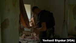 隱蔽在烏克蘭斯托羅熱夫交戰區的烏克蘭軍人。(2023年6月23日)