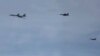 5일 미 공군의 B-1B ‘랜서(Lancer)’ 초음속 전략폭격기가 F-15K 전투기와 함께 한반도 상공에서 정밀유도식 합동직격탄(JDAM) 투하훈련을 실시했다. (화면출처: 한국 국방부)