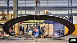 中國山東省青州一家風力渦輪機製造廠的工人正在做工。 （2024年3月18日）
