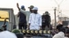 Ousmane Sonko (bras levé) et son bras droit Bassirou Diomaye Faye (chemise blanche) en campagne en Casamance.