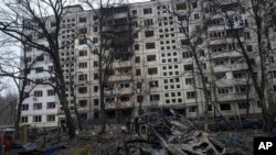 Pasojat e një sulmi ajror rus në një lagje të Kievit, Ukrainë.
