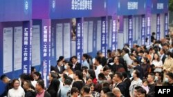 尋找工作的中國年輕人參加重慶的一個招聘會。（2023年4月11日）