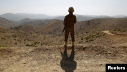 FILE - Mwanajeshi akilinda katika eneo la mpakani kati ya Afghanistan huko North Waziristan, Pakistan Oktoba 18, 2017.