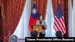 台灣總統蔡英文在與到訪的美國國會眾議院外交事務委員會主席麥考爾舉行午餐會時發表講話。 (資料圖2023年4月10日)