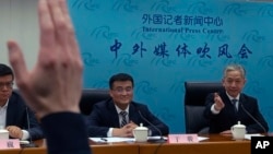2023年4月26日，中國外交部歐亞司副司長於駿（中）在中國國家主席習近平與烏克蘭總統澤連斯基通電話後的簡報會上。（美聯社照片）
