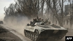 烏克蘭軍人向巴赫穆特進發。(2023年3月22日)https://d3h8x4sytr8d6a.cloudfront.net/01000000-0aff-0242-3793-08db2bc5c665_cy7_w1024_r1.jpg