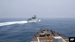 នាវាពិឃាត USS Chung-Hoon របស់សហរដ្ឋអាមេរិក អង្កេតនាវាចិនដែលខ្លូននិយាយថា«គ្មានសុវត្ថិភាព»នៅសមុទ្រតៃវ៉ាន់កាលពីថ្ងៃទី០៣ មិថុនា ឆ្នាំ២០២៣។(Mass Communication Specialist 1st Class Andre T. Richard/U.S. Navy via AP)