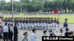 台灣陸軍官校百年校慶，學員踢正步成絕響。（台灣總統府提供）