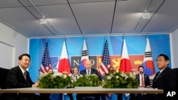 資料照：美國總統拜登，日本首相岸田文雄和南韓總統尹錫悅（左）在馬德里舉行的北約峰會期間會談。（2022年6月29日）