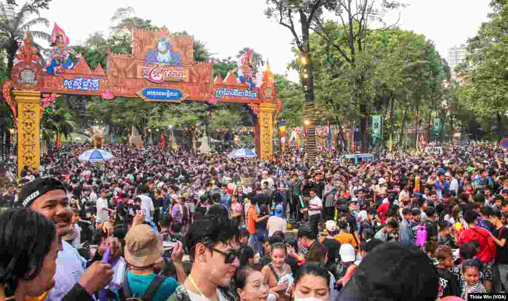 ប្រជាពលរដ្ឋនៅរាជធានីភ្នំពេញជួបជុំគ្នារីករាយកម្សាន្តនាបុណ្យចូលឆ្នាំប្រពៃណីខ្មែរ នៅរមណីយដ្ឋានវត្តភ្នំដូនពេញ កាលពីថ្ងៃទី ១៤ ខែមេសា ឆ្នាំ ២០២៣។ (ធីតា វីន/វីអូអេ)