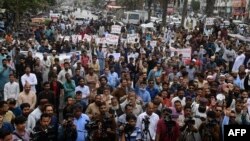 পাকিস্তানের ক্রমবর্ধমান মুদ্রাস্ফীতি এবং পেট্রোল ও বিদ্যুতের দাম বৃদ্ধির বিরুদ্ধে করাচির একটি রাস্তায় বিক্ষোভের সময় স্লোগান দিচ্ছেন ব্যবসায়ীরা। ২৩ আগস্ট, ২০২৩। 