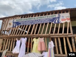 Une affiche de la campagne de sensibilisation les comportements des riverains de l’autoroute Yaoundé-Douala à Yaoundé le 30 mars 2024.