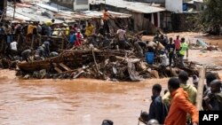 De nombreuses maisons du bidonville de Mathare ont été détruites suite à de fortes pluies diluviennes dans la capitale, Nairobi, le 24 avril 2024. 