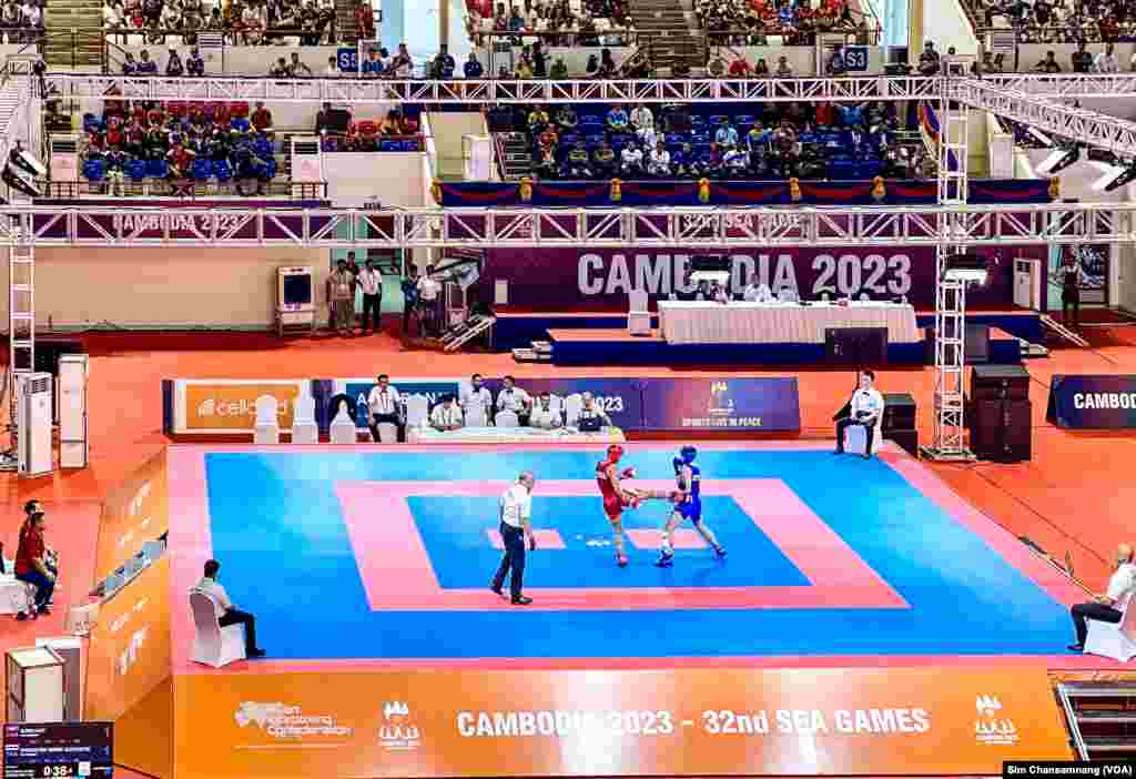 ការប្រកួតប្រដាល់រវាងកម្ពុជា-ថៃ ដោយកម្ពុជាពណ៌ក្រហម និងថៃពណ៌ខៀវ នៃការប្រកួតកីឡាស៊ីហ្គេមលើកទី៣២ នៅពហុកីឡដា្ឋនមរតកតេជា ក្នុងរាជធានីភ្នំពេញ នៅថ្ងៃទី១៣ ខែឧសភា ឆ្នាំ២០២៣។ (ស៊ឹម ចាន់សំណាង/វីអូអេ)