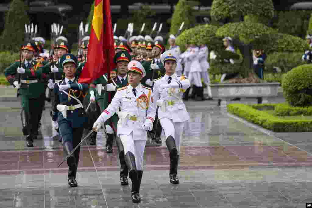 ក្បួនទាហានវៀតណាមអបអរការមកដល់របស់លោក Joe Biden ប្រធានាធិបតីសហរដ្ឋអាមេរិកក្នុងដំណើរទស្សនកិច្ចមកកាន់ប្រទេសខ្លួនក្នុងរដ្ឋធានីហាណូយ ប្រទេសវៀតណាមកាលពីថ្ងៃអាទិត្យទី១០ កញ្ញា ឆ្នាំ២០២៣។(AP Photo/Evan Vucci)
