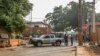 Des policiers montent la garde devant la Cour de répression des infractions économiques et du terrorisme (CRIET), à Porto-novo.
