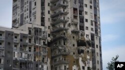Jengo la makaazi limeharibiwa baada ya shambulizi la makombora la Russia huko Kharkiv, Ukraine. May 14, 2024.