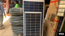 Une plaque solaire dans une boutique du marché mokolo à Yaoundé le 09 mars 2024, (VOA/Emmanuel Jules Ntap) 