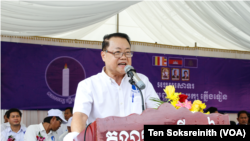 លោក ទាវ វណ្ណុល ប្រធានគណបក្សភ្លើងទៀន ថ្លែងនៅក្នុងសមាជវិសាមញ្ញរបស់គណបក្សនៅខេត្តសៀមរាប កាលពីថ្ងៃទី ១១ ខែកុម្ភៈ ឆ្នាំ ២០២៣។ (ទែន សុខស្រីនិត/វីអូអេ)