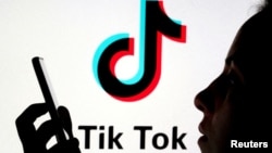 2019年11月7日TikTok標識前拿著智能手機的人